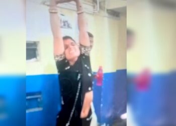 हेलमेट न पहनने पर पति को रोका, तो थाने में झूमने लगी पत्नी, पुलिसकर्मी ने ₹50 देकर विदा किया