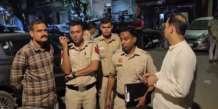 दिल्ली: डेढ़ साल की बेटी के सामने मां की हत्या, पति ने सिलेंडर से वार कर ले ली जान