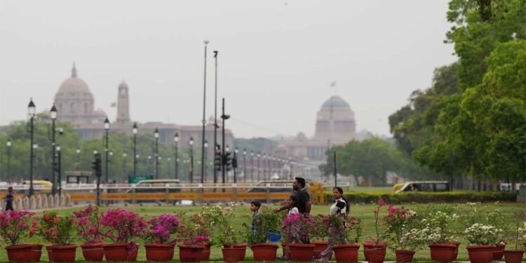 पाकिस्तान के पास वेस्टर्न डिस्टर्बेंस एक्टिव, दिल्ली-NCR से कश्मीर तक बदला मौसम, कहीं बूंदाबांदी तो कहीं भारी बारिश