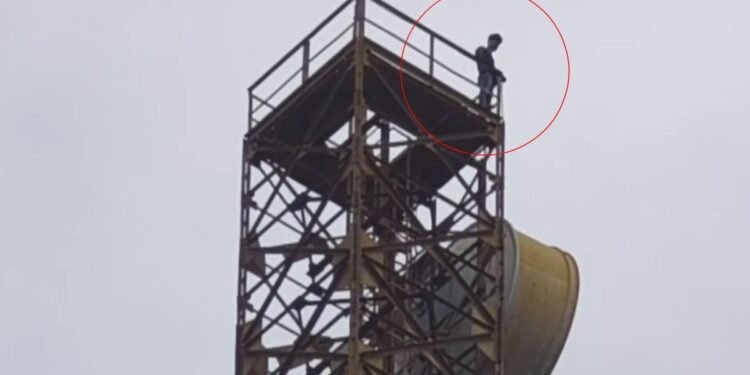 ‘मेरी गर्लफ्रेंड को बुलाओ…’ 300 फीट ऊंचे टॉवर पर चढ़ा युवक, खुद पुलिस को किया कॉल, घंटों चला ड्रामा