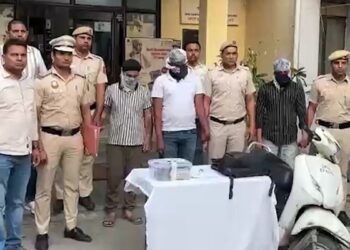 दिल्ली में बेटे ने पिता पर तानी पिस्टल, 10 लाख की लूट के लिए रची साजिश, तीन गिरफ्तार