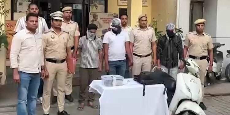 दिल्ली में बेटे ने पिता पर तानी पिस्टल, 10 लाख की लूट के लिए रची साजिश, तीन गिरफ्तार