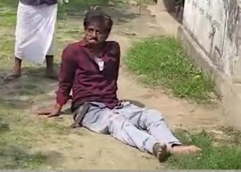 नशे में धुत, डॉक्टर की उतरी पैंट, जन्म प्रमाण पत्र के लिए पैसे मांगता दिखा, स्वास्थ्य विभाग ने लिया एक्शन