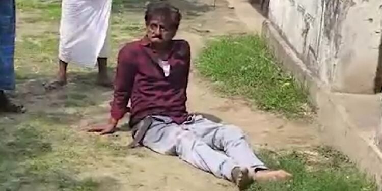 नशे में धुत, डॉक्टर की उतरी पैंट, जन्म प्रमाण पत्र के लिए पैसे मांगता दिखा, स्वास्थ्य विभाग ने लिया एक्शन