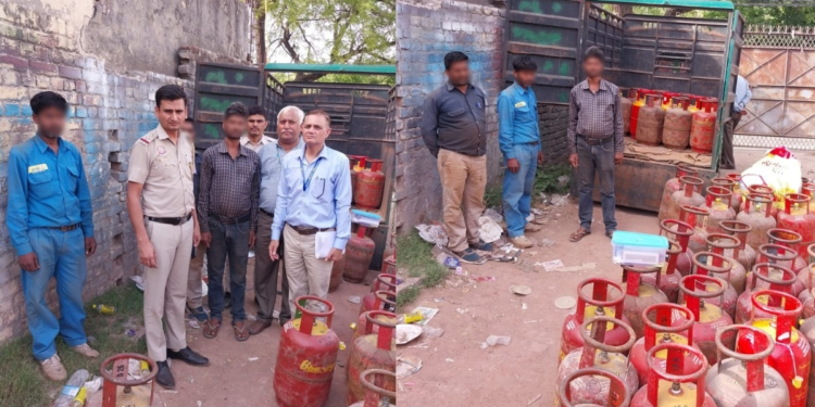 दिल्ली पुलिस का बड़ा एक्शन: गैस सिलेंडर जमाखोरों के खिलाफ छापेमारी, 45 सिलेंडर बरामद, 3 गिरफ्तार