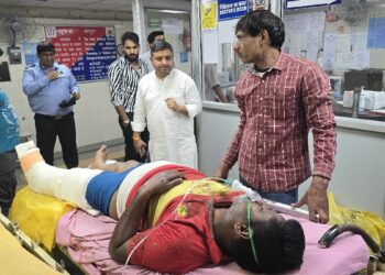 दिल्ली: CNG भरते समय ब्लास्ट, द्वारका में ट्रक सिलेंडर फटने से 4 लोग झुलसे, एक गंभीर