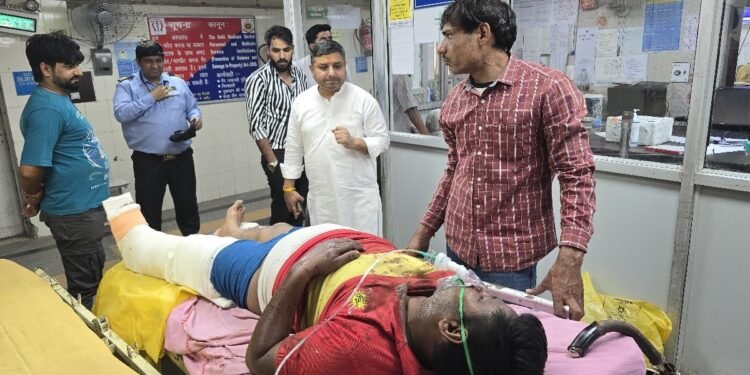 दिल्ली: CNG भरते समय ब्लास्ट, द्वारका में ट्रक सिलेंडर फटने से 4 लोग झुलसे, एक गंभीर