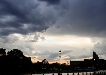 Delhi Weather: वीकेंड पर दिल्ली‑NCR में जमकर बरसेंगे बादल, आंधी-बारिश का अलर्ट