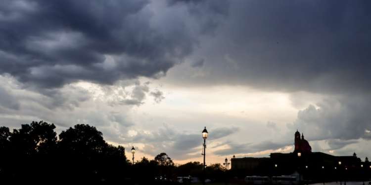 Delhi Weather: वीकेंड पर दिल्ली‑NCR में जमकर बरसेंगे बादल, आंधी-बारिश का अलर्ट