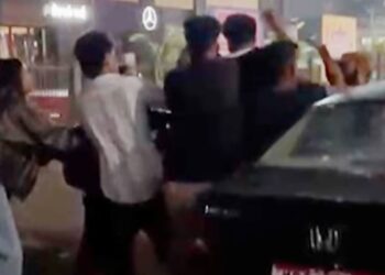 भोपाल: बंसल वन मॉल के बाहर 10 मिनट तक बवाल, लड़कियों के सामने युवकों को कार से खींचकर जमीन पर पटका