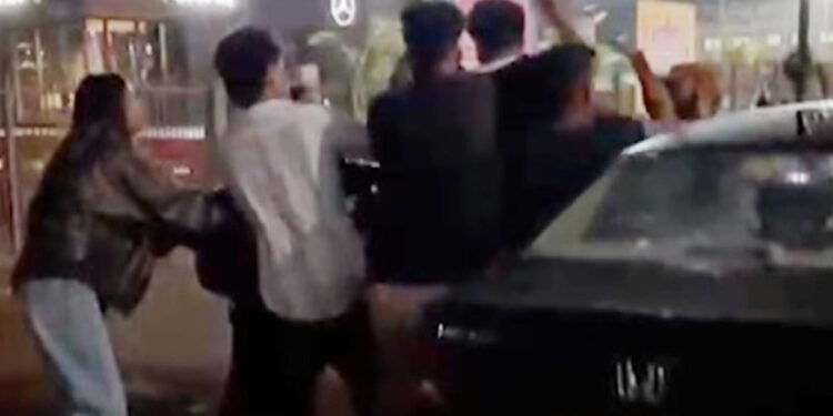 भोपाल: बंसल वन मॉल के बाहर 10 मिनट तक बवाल, लड़कियों के सामने युवकों को कार से खींचकर जमीन पर पटका