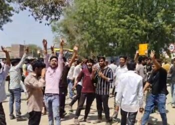 55 वर्षीय बुजुर्ग ने नाबालिग से की छेड़छाड़, आक्रोशित भीड़ ने आरोपी के घर पर किया हमला