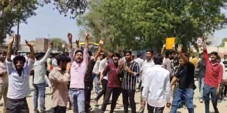 55 वर्षीय बुजुर्ग ने नाबालिग से की छेड़छाड़, आक्रोशित भीड़ ने आरोपी के घर पर किया हमला