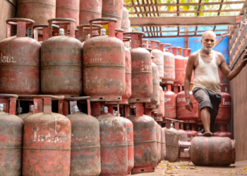 दिल्ली में LPG कालाबाजारी करने वालों की खैर नहीं… शिकायत के लिए नंबर जारी, पहचान रहेगी गुप्त