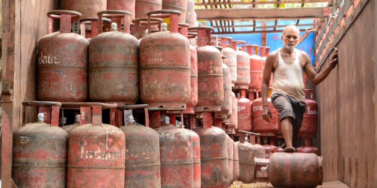 दिल्ली में LPG कालाबाजारी करने वालों की खैर नहीं… शिकायत के लिए नंबर जारी, पहचान रहेगी गुप्त