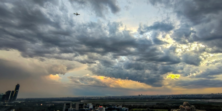 दिल्ली-एनसीआर में बदला मौसम का मिजाज… आंधी, बिजली और बारिश का ट्रिपल अलर्ट