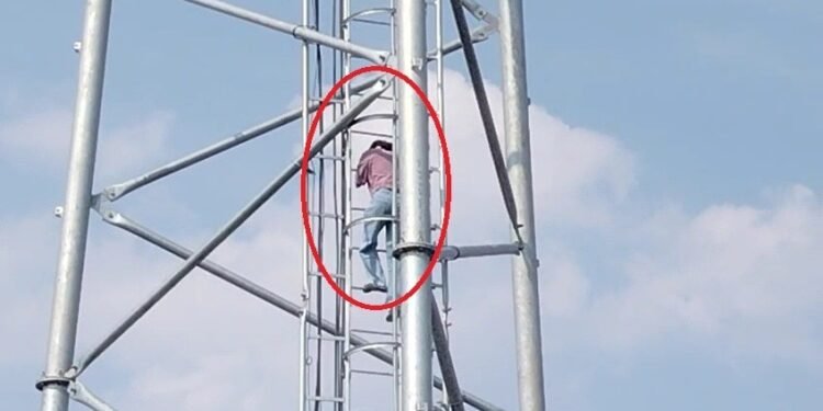प्यार साबित करने टावर पर चढ़ी युवती, प्रेमी से फोन पर बात करने पर नीचे उतरी
