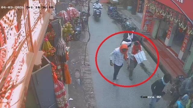 पिस्टल लहराते लुटेरे, गाली-गलौज और मारपीट के बीच करोड़ों की लूट, CCTV में कैद बदमाश