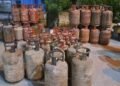 आज तक के स्टिंग ऑपरेशन का असर: दिल्ली में 75 LPG सिलेंडर जब्त, ब्लैक करने वालों पर हुई FIR 
