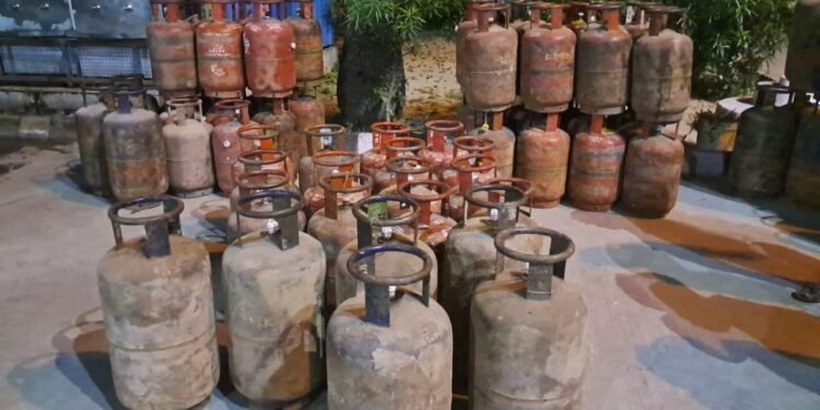 आज तक के स्टिंग ऑपरेशन का असर: दिल्ली में 75 LPG सिलेंडर जब्त, ब्लैक करने वालों पर हुई FIR 