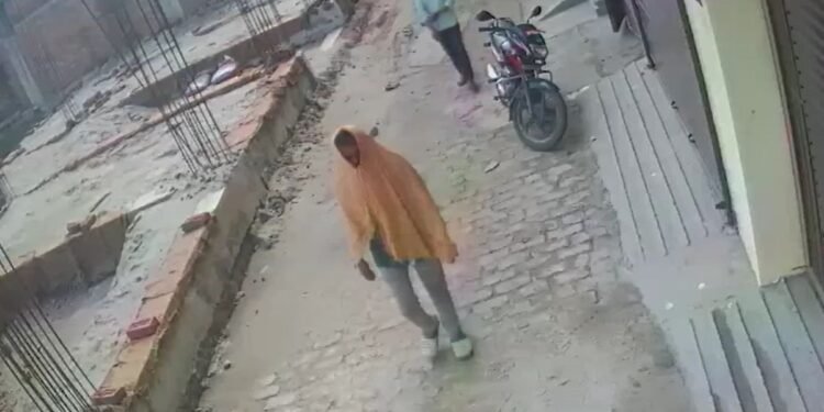 पटना में दिनदहाड़े गैस सिलेंडर चोरी… चोर घर में घुसा, घरवालों को भनक तक नहीं लगी, CCTV में कैद हुई करतूत