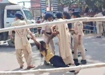 LND कॉलेज छात्र की मौत पर भड़का आक्रोश, शव रखकर जाम किया उपराष्ट्रपति का रूट, पुलिस ने भांजी लाठियां