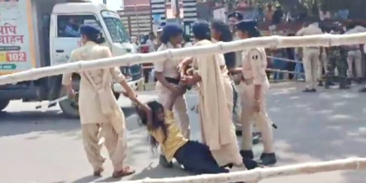 LND कॉलेज छात्र की मौत पर भड़का आक्रोश, शव रखकर जाम किया उपराष्ट्रपति का रूट, पुलिस ने भांजी लाठियां