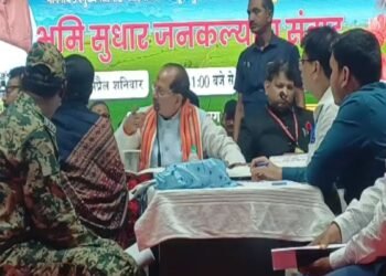 ‘पति की मौत हो चुकी, भतीजा बुरी नजर रखता है…’ माइक थामते ही डिप्टी CM के सामने फफक पड़ी महिला