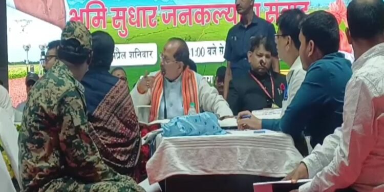 ‘पति की मौत हो चुकी, भतीजा बुरी नजर रखता है…’ माइक थामते ही डिप्टी CM के सामने फफक पड़ी महिला