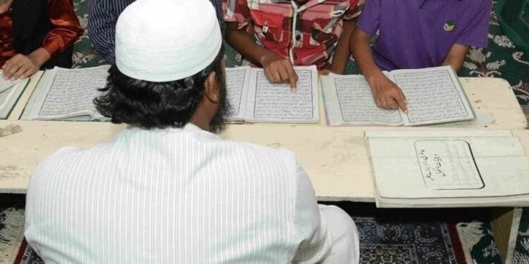 बिहार में मदरसे से हथियार बरामद, बड़ी घटना को अंजाम देने की साजिश नाकाम, मौलवी समेत तीन हिरासत में