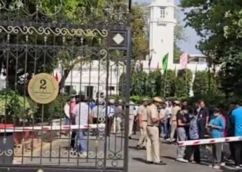 दिल्ली विधानसभा का गेट तोड़कर अंदर घुसी अज्ञात कार, स्पीकर के कमरे के बाहर गुलदस्ता छोड़कर भागे