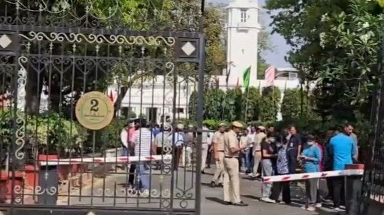 दिल्ली विधानसभा का गेट तोड़कर अंदर घुसी अज्ञात कार, स्पीकर के कमरे के बाहर गुलदस्ता छोड़कर भागे