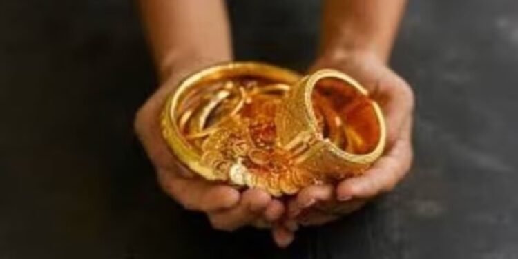 कस्टम अधिकारी बन बीच रास्ते रुकवाई व्यापारियों की गाड़ी, फिर ले उड़े 15 KG सोना