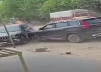 गुस्से में जानी दुश्मन बने 2 दोस्त, टकराईं स्कॉर्पियो, फिर कुछ मिनटों में ही पलट गए, Video