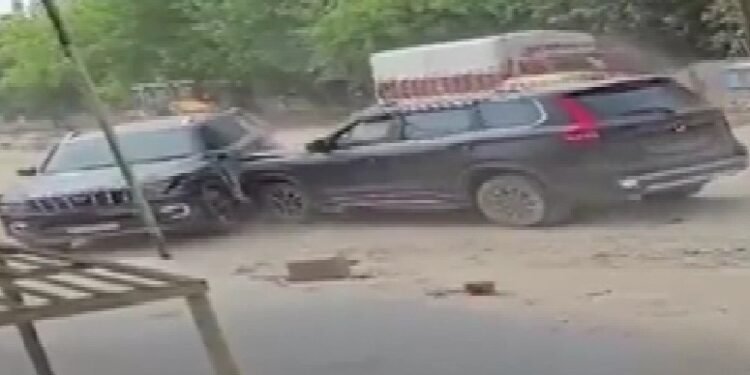 गुस्से में जानी दुश्मन बने 2 दोस्त, टकराईं स्कॉर्पियो, फिर कुछ मिनटों में ही पलट गए, Video