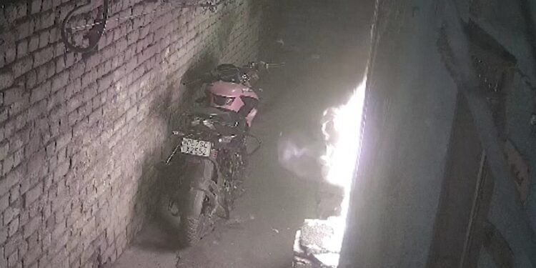 दिल्ली: घर के बाहर युवकों ने लगाई आग, दहशत में लोग- VIDEO