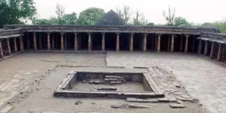 ‘हवन कुंड, संस्कृत श्लोक और मूर्तियां…’, हिंदू पक्ष ने गिनाए मंदिर होने के सबूत, धार भोजशाला केस में सुनवाई