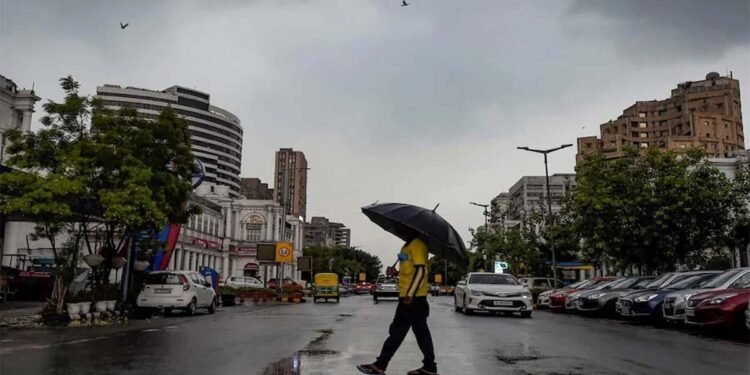 बारिश-आंधी-तूफान… दिल्ली-NCR में फिर बदला मौसम, राजस्थान से शिमला तक बेमौसम बरसात