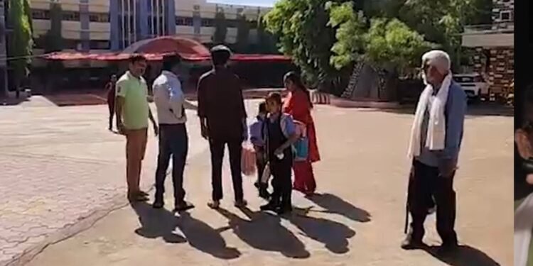 गुना के मिशनरी स्कूल में मधुमक्खियों का हमला, 20 से ज्यादा छात्र घायल