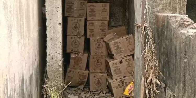 बिहार में स्कूल से शराब पीकर आया चौथी का छात्र, बाथरूम में छुपा कर रखी गई थी विदेश वाइन की 200 बोतलें