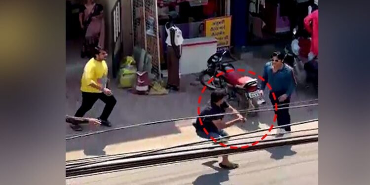 इंदौर: कार पार्किंग को लेकर हुआ विवाद, BJP नेता के चचेरे भाई ने जिम संचालक पर तलवार से किया हमला