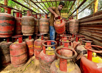 मजदूरों-छात्रों के लिए गुड न्यूज! दिल्ली में कमर्शियल LPG सिलेंडर दोगुने, होटल-रेस्तरां को भी फायदा