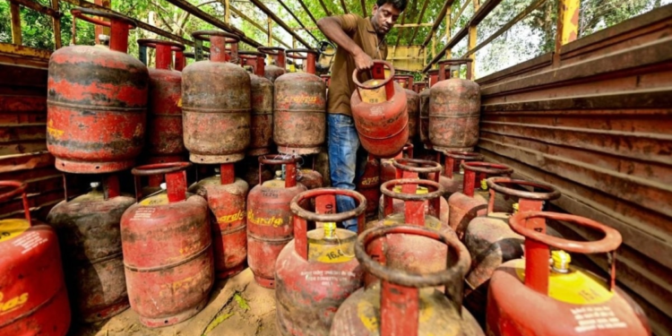 मजदूरों-छात्रों के लिए गुड न्यूज! दिल्ली में कमर्शियल LPG सिलेंडर दोगुने, होटल-रेस्तरां को भी फायदा