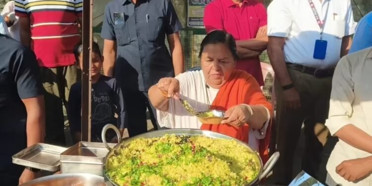 उमा भारती सड़क पर बेचने लगीं पोहा-जलेबी, जानिए क्या है पूर्व मुख्यमंत्री की मजबूरी