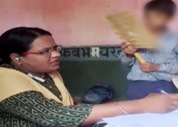 कान में ईयरफोन और हाथ में मोबाइल, मासूम छात्र से मैडम बोलीं- पंखा करो; वीडियो वायरल