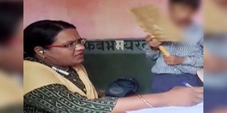 कान में ईयरफोन और हाथ में मोबाइल, मासूम छात्र से मैडम बोलीं- पंखा करो; वीडियो वायरल