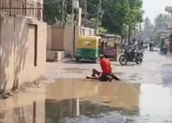 छाती पर बैठकर सत्तू वाले ने पिकअप चालक की बीच सड़क काट दी गर्दन, खौफनाक वीडियो वायरल