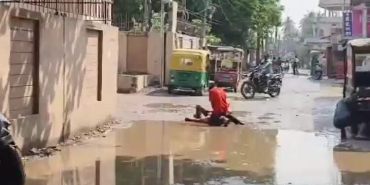 छाती पर बैठकर सत्तू वाले ने पिकअप चालक की बीच सड़क काट दी गर्दन, खौफनाक वीडियो वायरल