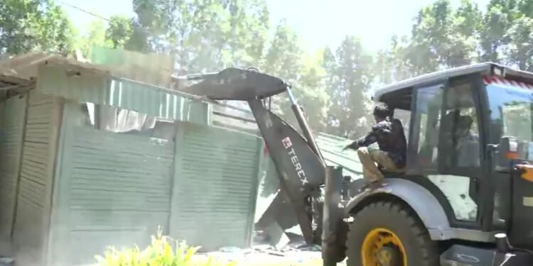 भोपाल में फिर गरजा बुलडोजर! बड़े तालाब के 50 मीटर दायरे में अवैध निर्माण जमींदोज