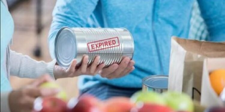 दिल्ली में जहरीला कारोबार बेनकाब, एक्सपायर्ड फूड और कॉस्मेटिक उत्पाद बरामद, एक गिरफ्तार